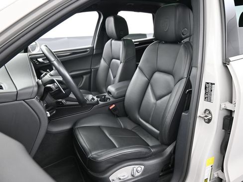 Certified 2023 Porsche Macan Turbo AWD/4WD image 5