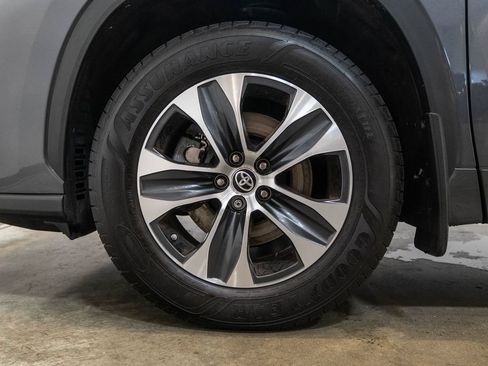 Used 2024 Toyota Highlander XLE AWD/4WD image 11