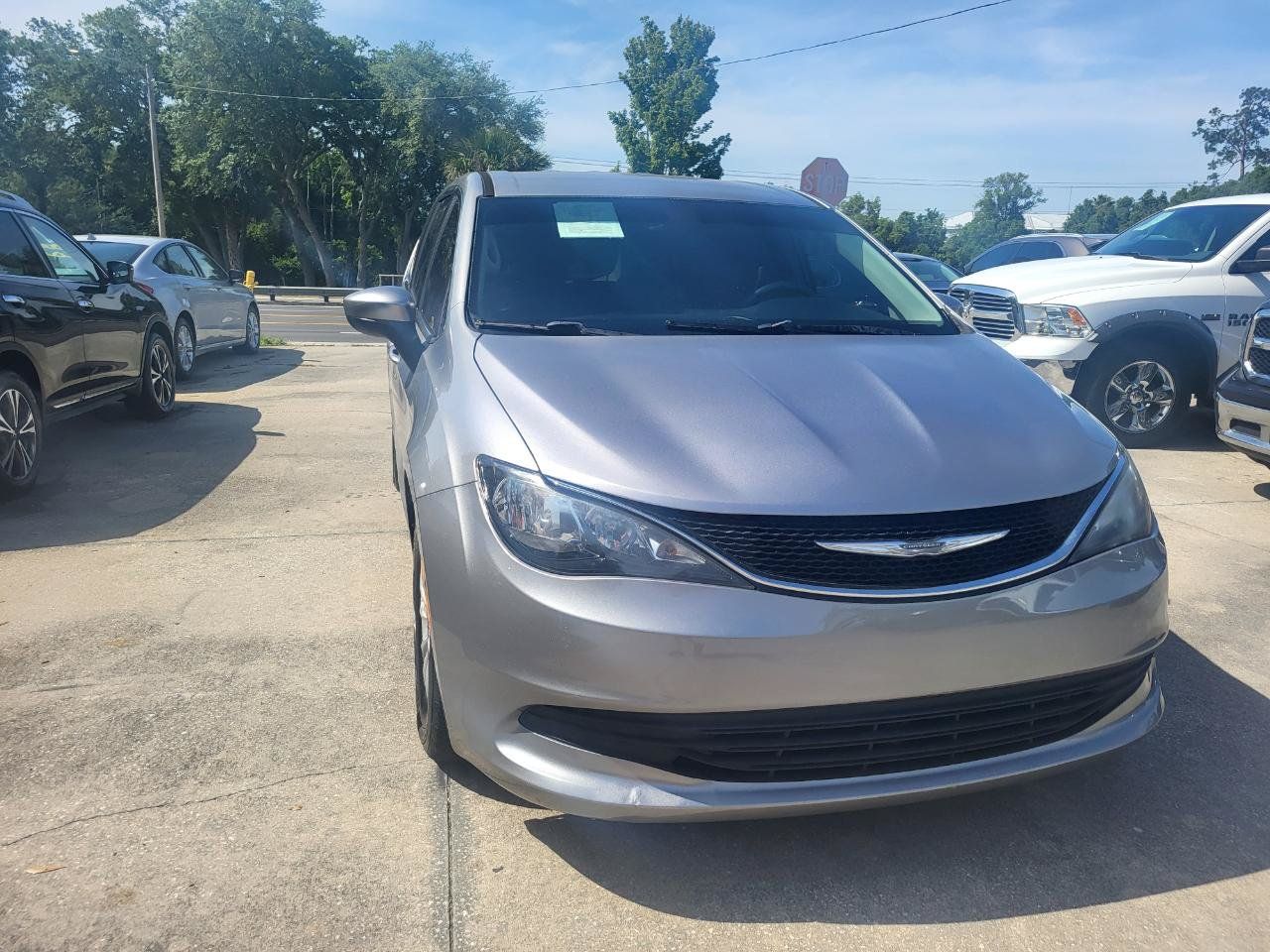 Used 2017 Chrysler Pacifica Touring w/ Tire & Wheel Group FWD image 4