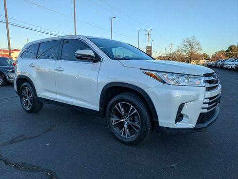 Used 2019 Toyota Highlander LE FWD image 2