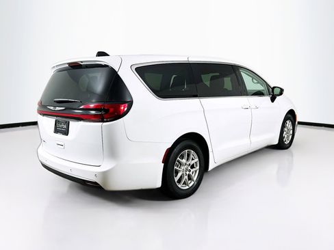 Used 2024 Chrysler Pacifica Touring-L FWD image 9