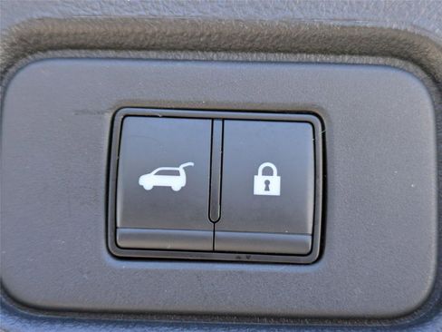 Used 2025 Nissan Pathfinder SV AWD/4WD image 16