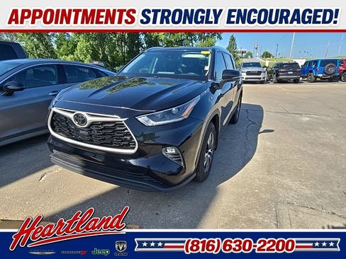 Used 2021 Toyota Highlander XLE AWD/4WD image 1