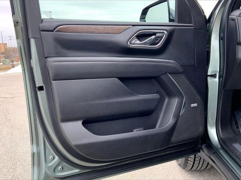 Used 2023 Chevrolet Suburban Premier image 19