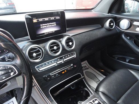 Used 2018 Mercedes-Benz GLC 300 4MATIC w/ Premium Package image 10