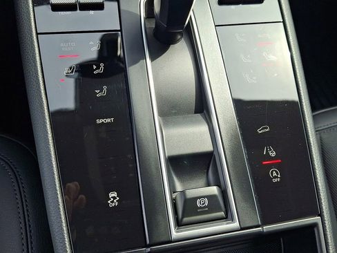 Used 2023 Porsche Macan AWD/4WD image 16