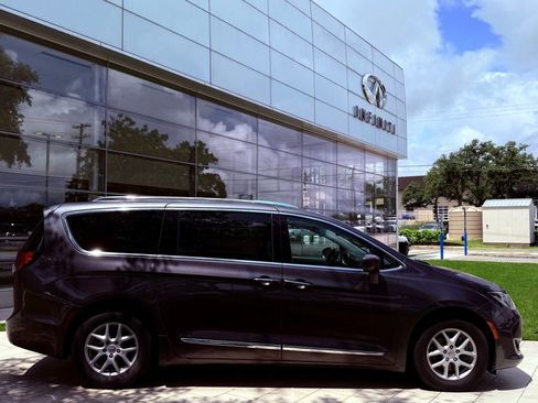 Used 2020 Chrysler Pacifica Touring-L FWD image 4