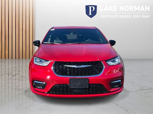 New 2026 Chrysler Pacifica Select image 3