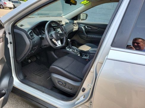 Used 2018 Nissan Rogue SV image 9