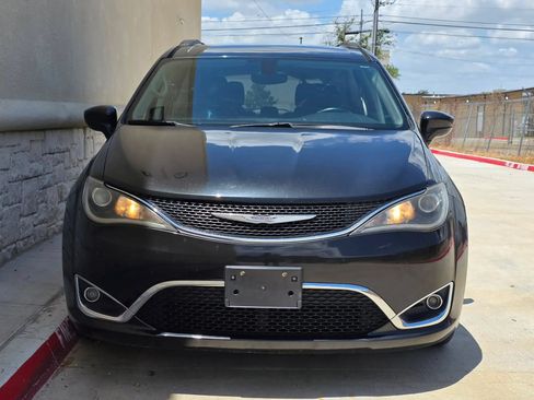 Used 2017 Chrysler Pacifica Touring-L w/ Tire & Wheel Group FWD image 8