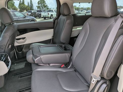 Certified 2024 Kia Carnival SX Prestige FWD image 19