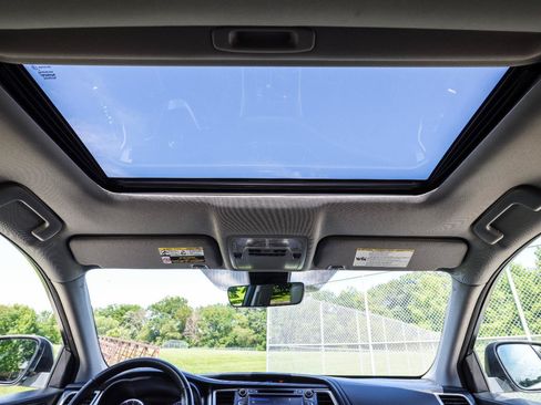 Used 2017 Toyota Highlander Limited AWD/4WD image 6