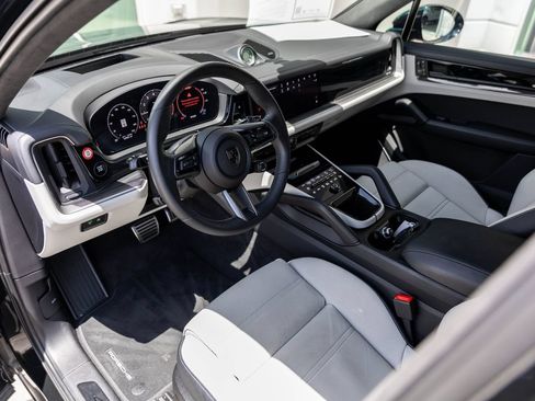 Used 2025 Porsche Cayenne Turbo AWD/4WD image 20