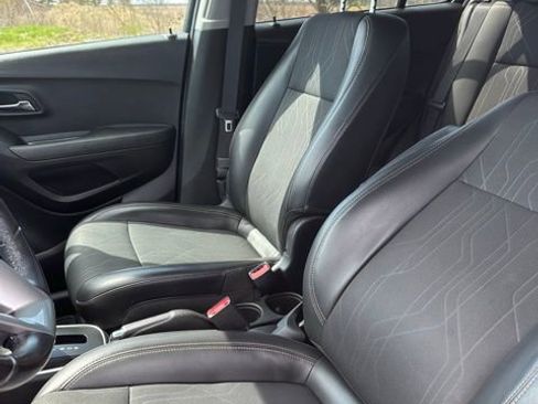 Used 2019 Chevrolet Trax LT w/ LT Convenience Package FWD image 19