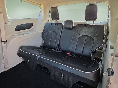 Used 2024 Chrysler Pacifica Limited image 10