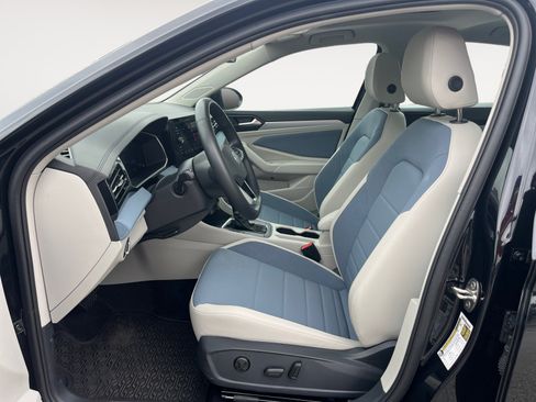 Used 2026 Volkswagen Jetta SE FWD image 9