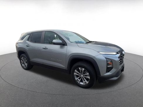 Used 2025 Chevrolet Equinox LT image 2