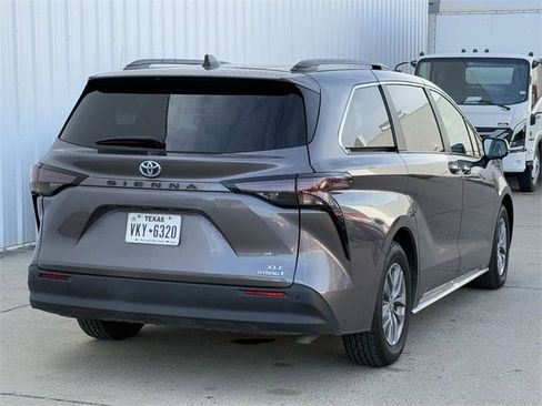 Used 2024 Toyota Sienna XLE image 4