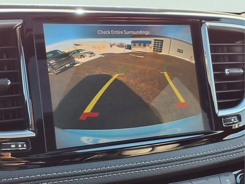 Used 2025 Chrysler Pacifica Limited image 7