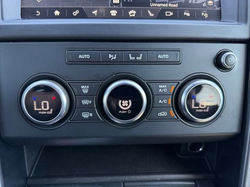 Used 2020 Land Rover Discovery Landmark image 17