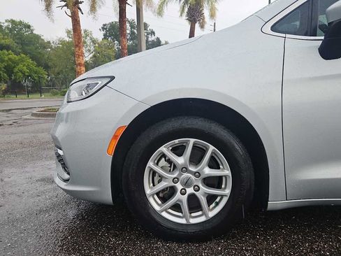 Used 2023 Chrysler Pacifica Touring-L FWD image 18