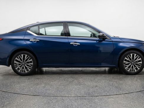 Used 2025 Nissan Altima 2.5 SV FWD image 11