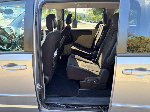 Used 2016 Dodge Grand Caravan SXT w/ UConnect Hands-Free Group FWD image 18