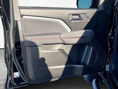 Used 2025 Chevrolet Colorado Z71 w/ Technology Package image 22