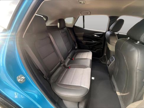 Used 2025 Chevrolet Trax LT FWD image 19