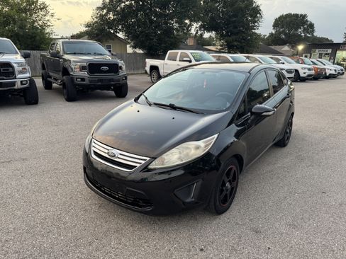 Used 2013 Ford Fiesta SE image 3