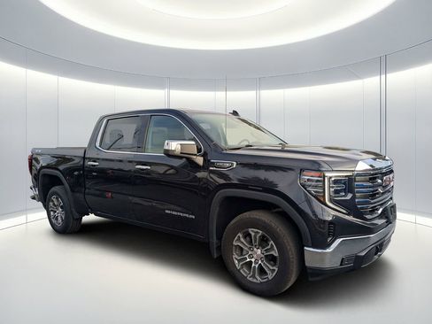Used 2025 GMC Sierra 1500 SLT image 2