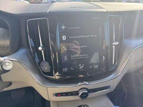 Used 2019 Volvo XC60 T5 Momentum w/ Multimedia Package image 9