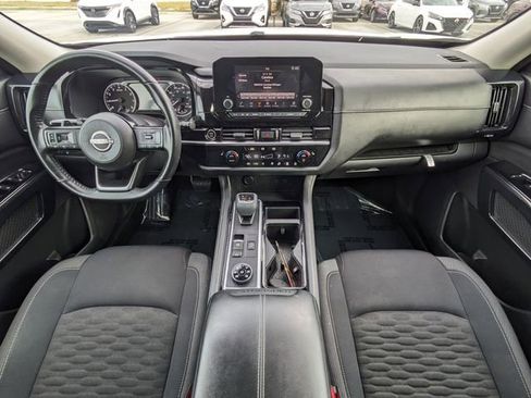 Used 2022 Nissan Pathfinder SV image 16