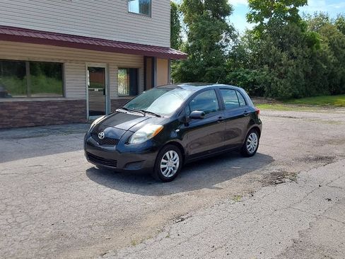 Used 2009 Toyota Yaris 4-Door Hatchback FWD image 2