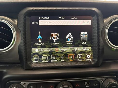 Used 2022 Jeep Gladiator Overland w/ LED Lighting Group AWD/4WD image 18