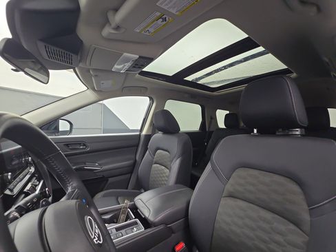 Used 2024 Nissan Pathfinder SV w/ SV Premium Package image 18