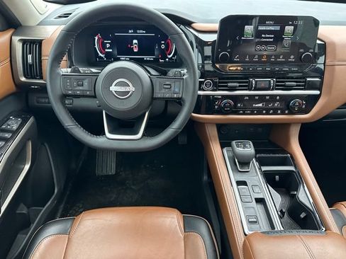 Used 2024 Nissan Pathfinder Platinum w/ Lighting Package (N92) FWD image 16