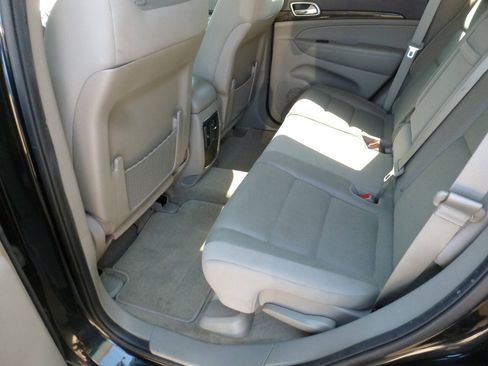 Used 2012 Jeep Grand Cherokee Laredo w/ Laredo E Group AWD/4WD image 10