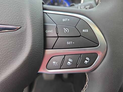 Certified 2026 Chrysler Pacifica Limited FWD image 29