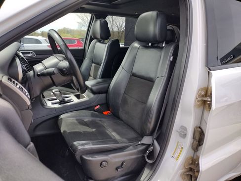 Used 2019 Jeep Grand Cherokee Altitude AWD/4WD image 2