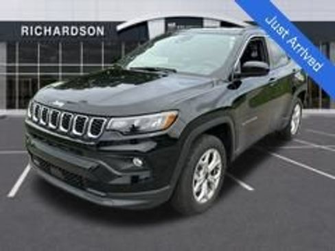 Used 2025 Jeep Compass Latitude w/ Convenience Group AWD/4WD image 1