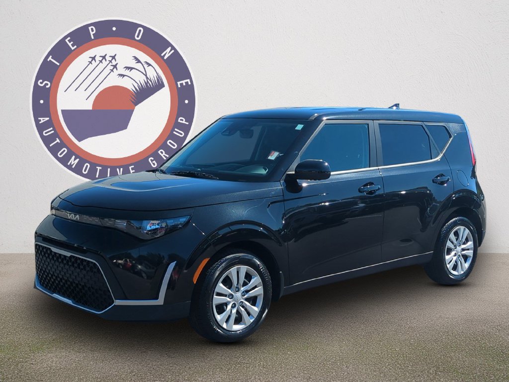Used 2025 Kia Soul LX FWD image 2