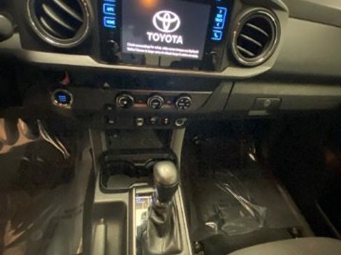 Used 2018 Toyota Tacoma TRD Sport image 13