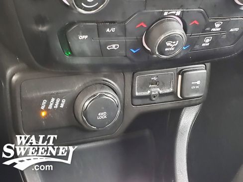 Used 2019 Jeep Renegade Latitude w/ Cold Weather Group image 25