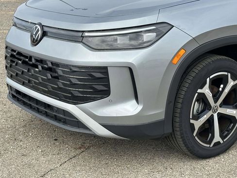 New 2025 Volkswagen Tiguan SE FWD image 6