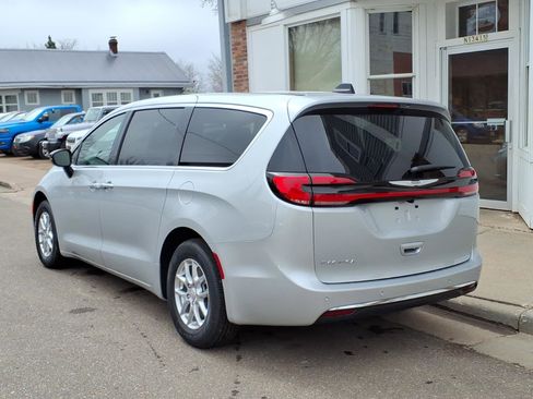 New 2026 Chrysler Pacifica Select FWD image 5