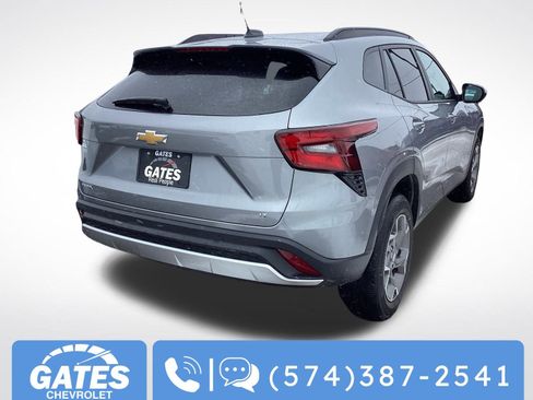 Used 2025 Chevrolet Trax LT w/ LT Convenience Package image 8