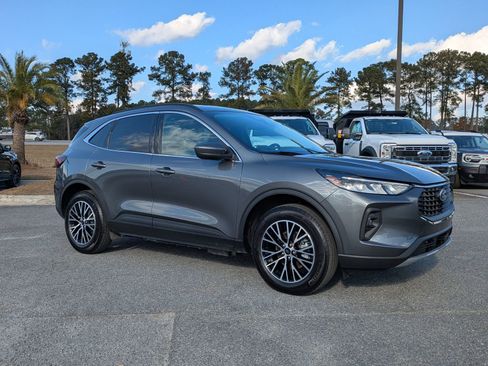 Certified 2025 Ford Escape SE image 3