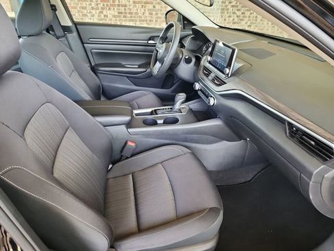 Used 2025 Nissan Altima 2.5 SV image 13