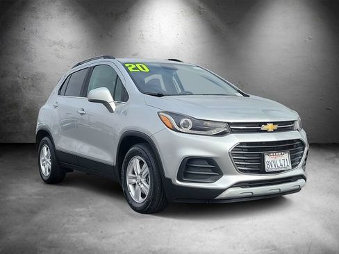 Used 2020 Chevrolet Trax LT w/ LT Convenience Package FWD image 2